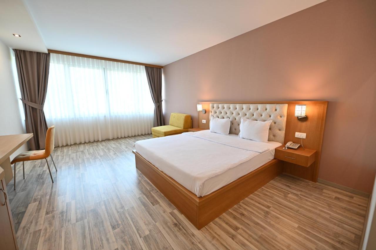 Hotel La Villa Gjakova Экстерьер фото
