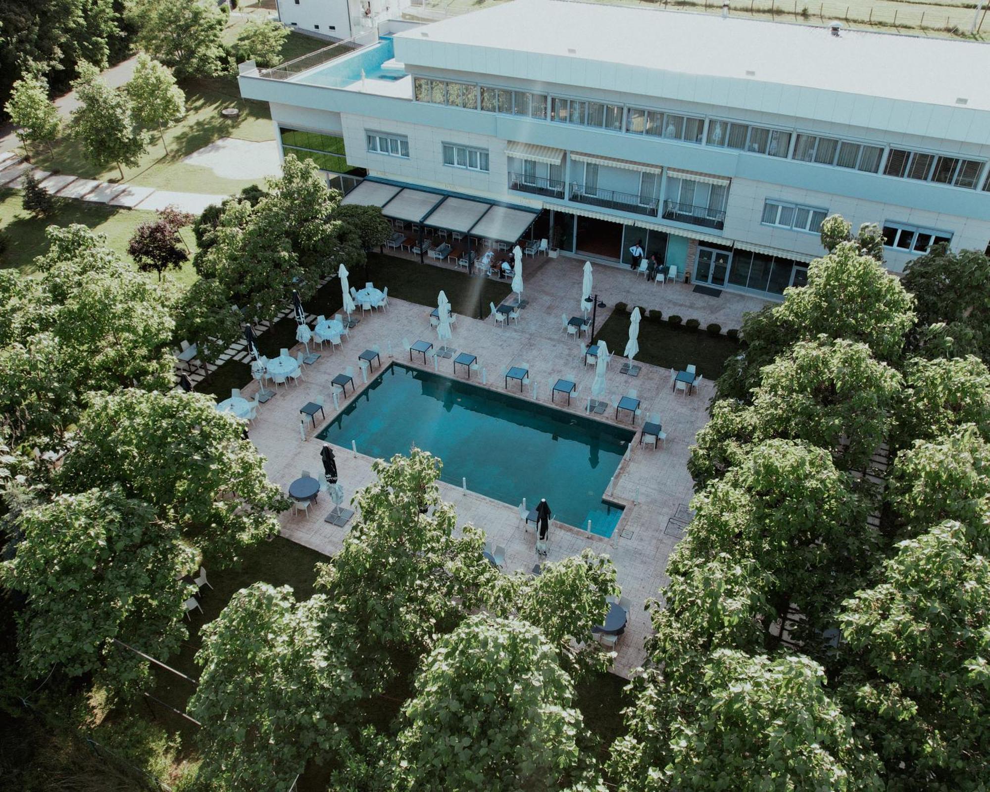 Hotel La Villa Gjakova Экстерьер фото