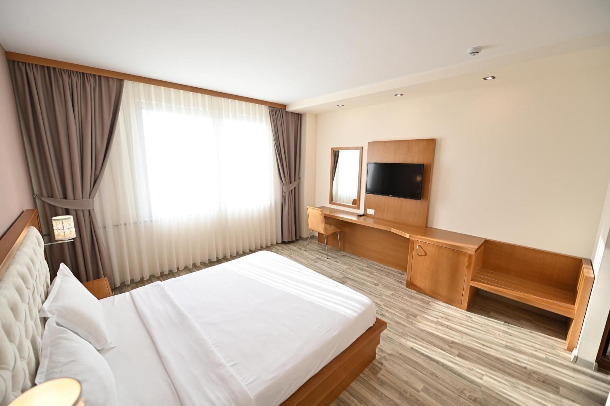 Hotel La Villa Gjakova Экстерьер фото